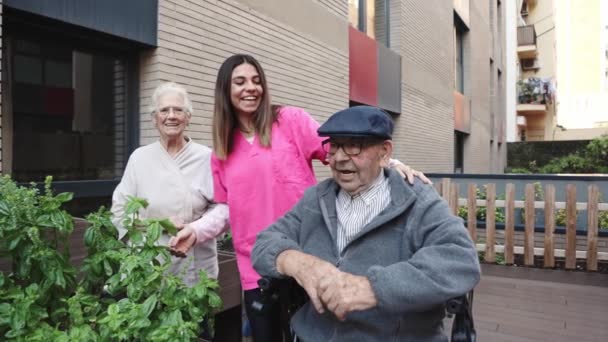 Βίντεο Νοσοκόμας Και Ηλικιωμένων Τραγουδούν Και Χορεύουν Αστικό Κήπο Γηροκομείο — Αρχείο Βίντεο