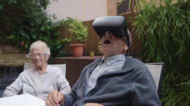 Huzurevinde sanal gözlük kullanan yaşlı bir adamın videosu.