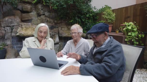 Video Tres Ancianos Saludando Durante Una Videollamada Jardín Una Geriatría — Vídeos de Stock