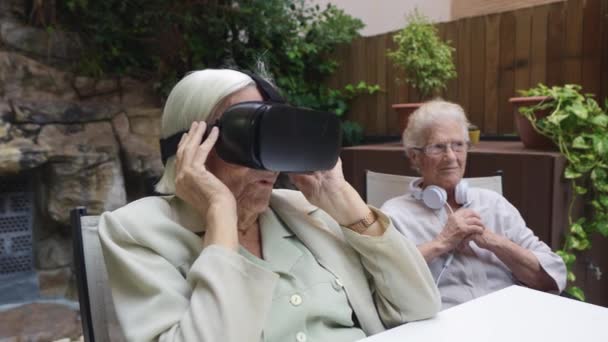 Видео Пожилых Людей Использующих Очки Виртуальной Реальности Сидящих Саду Доме — стоковое видео