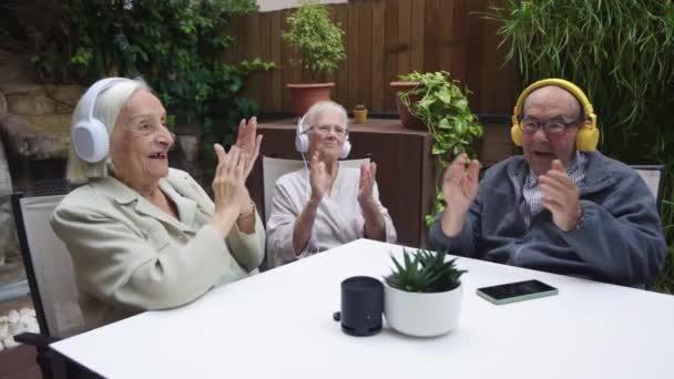 Huzurevinde Cep Telefonuyla Müzik Dinleyen Yaşlı Insanın Videosu — Stok video