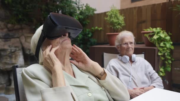 高齢者の庭で仮想現実を経験している老人たちのビデオ — ストック動画
