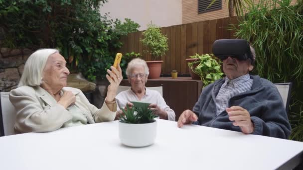 Video Ancianos Con Gafas Realidad Virtual Sentados Jardín Asilo — Vídeo de stock