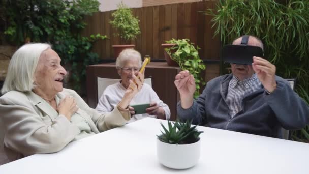 Video Tří Starých Lidí Využívajících Inovativní Technologie Pečovatelském Domě — Stock video
