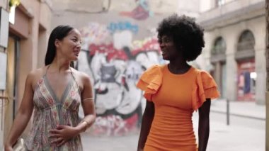 İki etnik çeşitlilikte genç turistin bir şehri ziyaret ederken konuştuğu bir video.