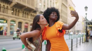 Barcelona 'da selfie çekerken öpüşen iki genç çoklu etnik arkadaşın videosu.