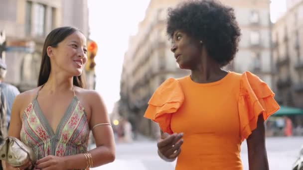 手拿着两个多种族的女性朋友在城市里漫步的录像 — 图库视频影像