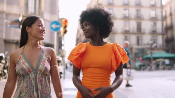 Vídeo Portátil Dois Amigos Multiculturais Conversando Enquanto Caminham Relaxados Cidade — Vídeo de Stock