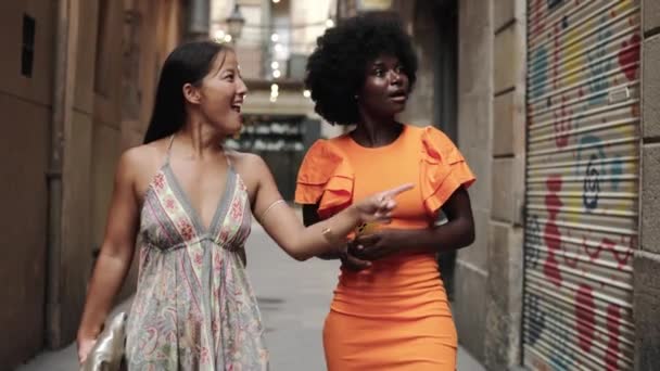 Vídeo Duas Mulheres Jovens Turistas Multi Étnicos Olhando Curioso Para — Vídeo de Stock