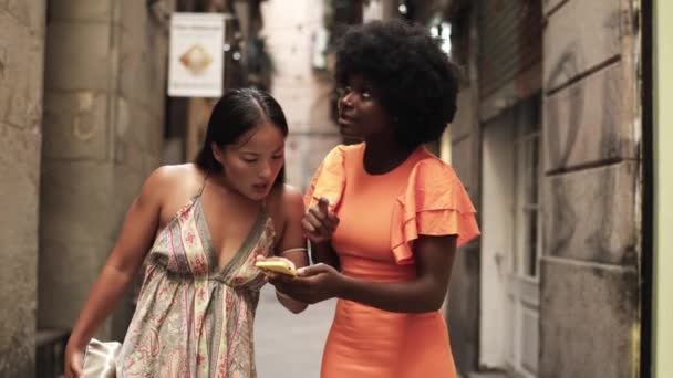 Çok Irklı Arkadaş Şehirde Bir Adres Aramak Için Cep Telefonunu — Stok video