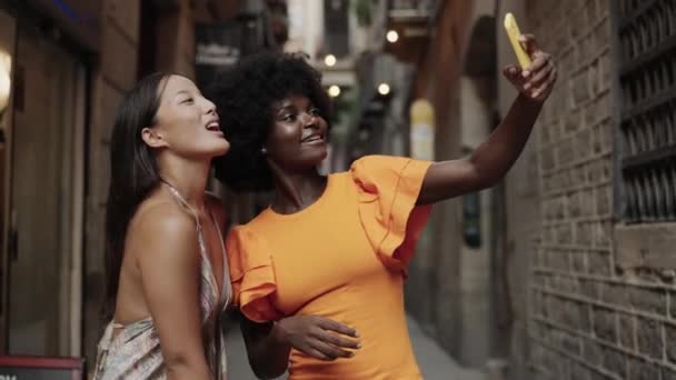 Vídeo Dois Amigos Multi Étnicos Falando Uma Selfie Rua Barcelona — Vídeo de Stock