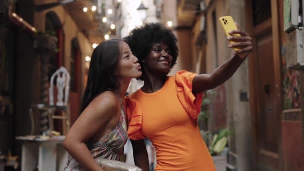 两个多民族朋友在城市街道上亲吻自己的视频 — 图库视频影像