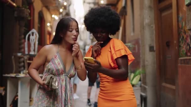 Video Dos Turistas Multiétnicos Inseguros Usando Gps Del Teléfono Para — Vídeos de Stock
