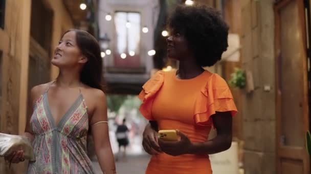 Genç Bayanın Çok Irklı Turistlerle Gezip Şehrin Güzelliğinin Tadını Çıkardıkları — Stok video