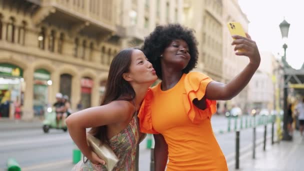Video Due Giovani Amici Multietnici Che Baciano Mentre Fanno Selfie — Video Stock