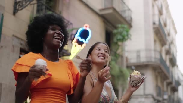 Vidéo Deux Jeunes Touristes Multi Ethniques Qui Aiment Manger Une — Video
