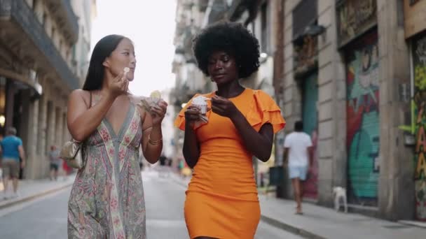 Video Von Zwei Jungen Multikulturellen Freunden Die Ein Eis Essen — Stockvideo