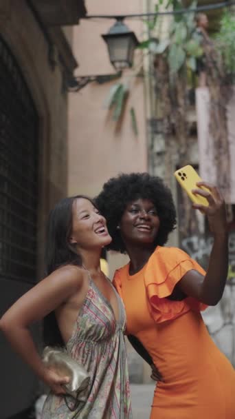 Vídeo Vertical Dos Jóvenes Amigos Sensuales Multiculturales Tomando Una Selfie — Vídeos de Stock