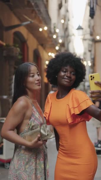 Vidéo Verticale Deux Jeunes Amis Multiculturels Élégants Prenant Selfie Dans — Video