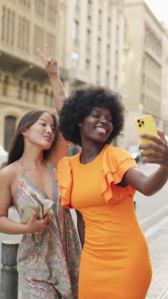 Çok Kültürlü Arkadaşın Dışarıda Selfie Çekerken Sallayıp Öpüşmelerini Gösteren Dikey — Stok video