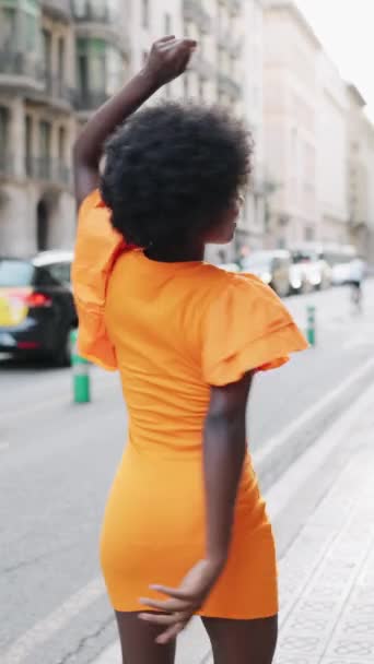 ストリートで踊る夏のドレスで美しいアフリカの若い女性の垂直ビデオ — ストック動画