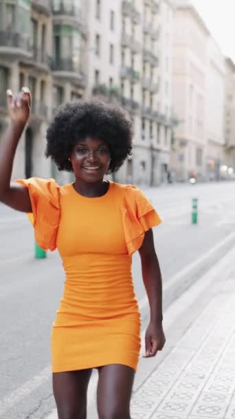 Genç Bir Afrikalı Kadının Sokakta Özgürce Dans Edişinin Dikey Videosu — Stok video