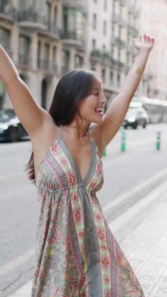 Függőleges Videó Egy Fiatal Szép Kínai Nőről Aki Táncolni Kezd — Stock videók
