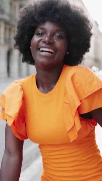 Függőleges Videó Egy Játékos Afrikai Nőről Aki Város Utcájában Táncol — Stock videók