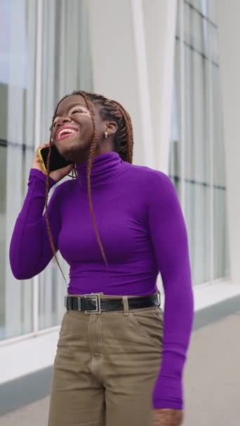 Vitiligo Olan Genç Bir Afrikalı Kadının Şehirde Cep Telefonuyla Konuşurken — Stok video