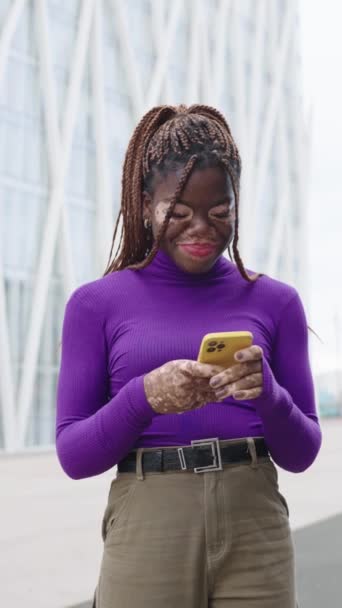 Vertical Slow Motion Video Happy African Woman Vitiligo Using Phone — Stock Video