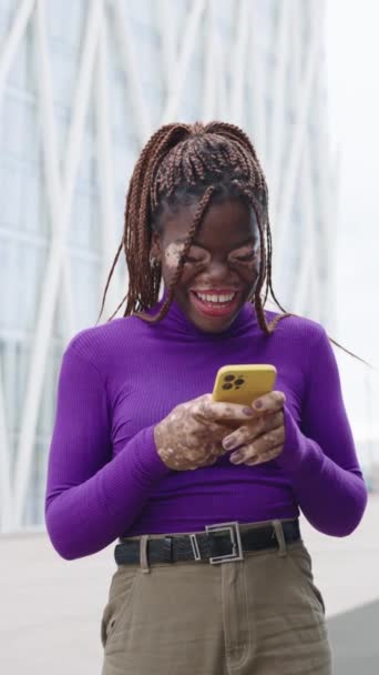 Vertikale Zeitlupe Video Einer Lächelnden Afrikanischen Frau Mit Vitiligo Senden — Stockvideo