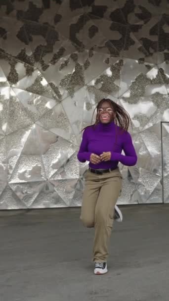 Vertical Slow Motion Video African Woman Vitiligo Singing Dancing Free — Stock Video
