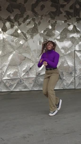 一个自由非洲妇女在城市里与白垩纪舞蹈和歌唱的垂直慢镜头 — 图库视频影像