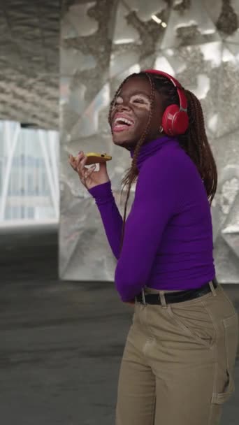Vitiligo Olan Şehirde Kulaklıkla Müzik Dinleyen Mutlu Bir Afrikalı Kadının — Stok video