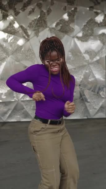 Vertikal Slow Motion Video Sensuell Ung Afrikansk Kvinna Med Vitiligo — Stockvideo