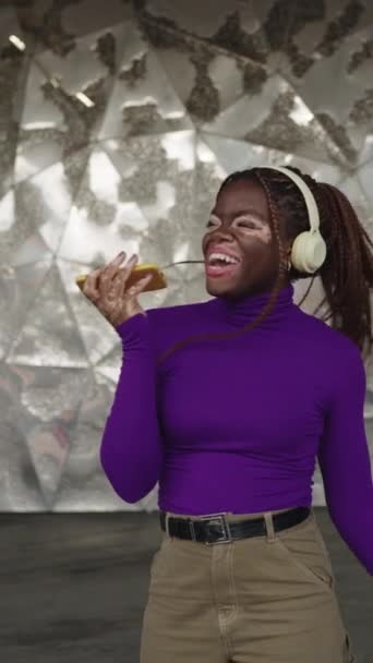 Vitiligo 노래와 도시에 헤드폰과 음악을 아프리카 여자의 슬로우 비디오 — 비디오
