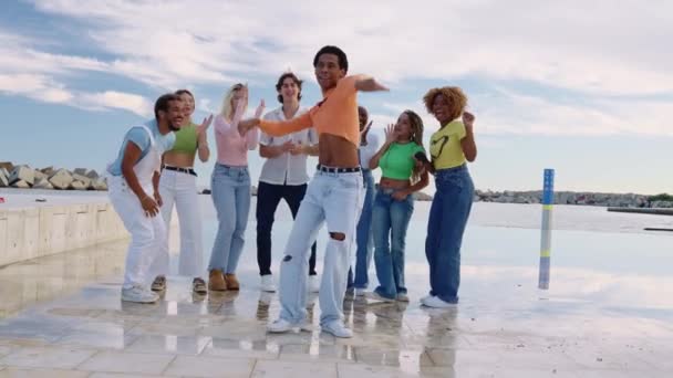 Baile Enérgico Cámara Lenta Con Millennials Multirraciales — Vídeos de Stock