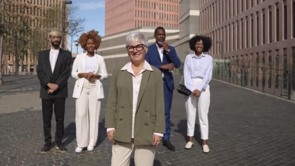 Видео Замедленной Съемки Женщины Перед Коллегами Финансовом Районе Замедленная Съемка — стоковое видео