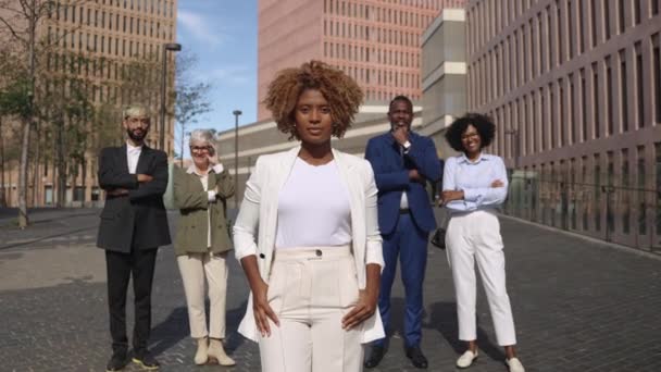 Primer Plano Una Ejecutiva Negra Confiada Liderando Grupo Colegas Multiétnicos — Vídeo de stock