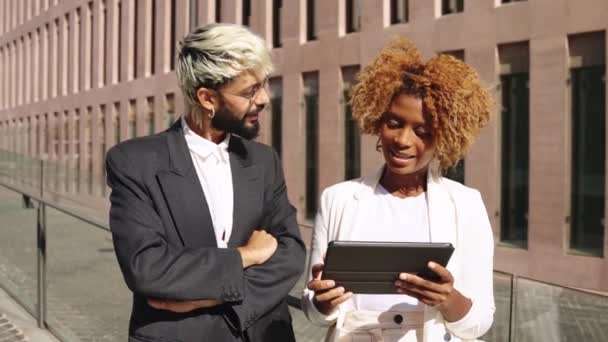 非洲裔美国女人用平板电脑向同事解释事情 — 图库视频影像