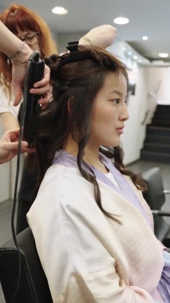 Vertical Slow Motion Video Profile View Hairdresser Curling Hair Chinese — Stock Video
