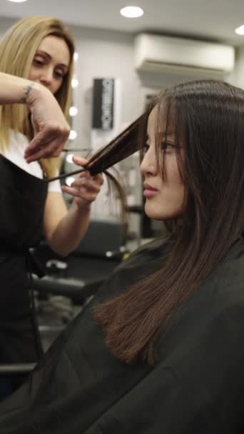 Kuaförde Pelerinli Bir Çinli Kadının Uzun Saçlarını Kesmek Için Makas — Stok video