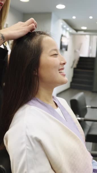 Vertical Slow Motion Video Chińskiej Kobiety Rozmawiającej Zrelaksowany Podczas Fryzjer — Wideo stockowe