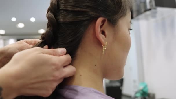 Slow Motion Close Video Hands Hairstylist Braiding Hair Chinese Woman — Stock Video
