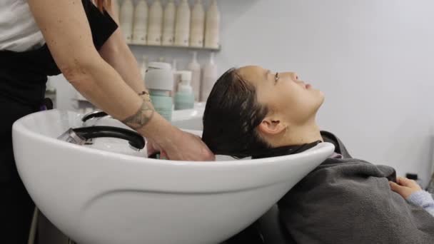 Повільне Відео Руху Бічного Вигляду Перукаря Миє Волосся Китайського Жіночого — стокове відео