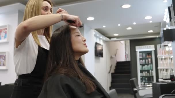 Slow Motion Video Caucasian Hairdresser Styling Freshly Cut Hair Female — Stock Video