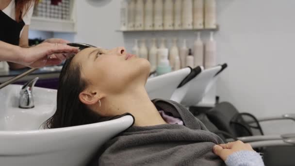 Lambat Gerak Video Seorang Wanita Cina Santai Mencuci Rambut Salon — Stok Video