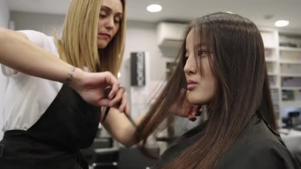 Spowolniony Film Dorosłym Białym Fryzjerem Czesającym Obcinającym Włosy Chince Salonie — Wideo stockowe
