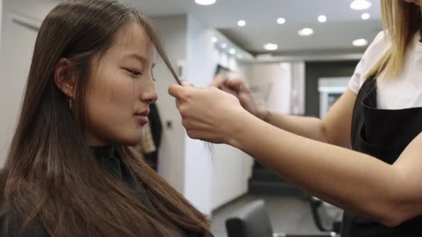 Медленное Видео Красотке Молодой Китаянке Стригущей Челку Парикмахерской — стоковое видео