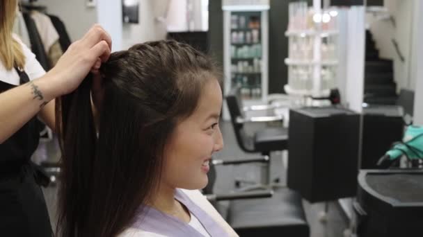Lassú Mozgású Videó Egy Mosolygó Fiatal Kínai Nőről Aki Fonatot — Stock videók